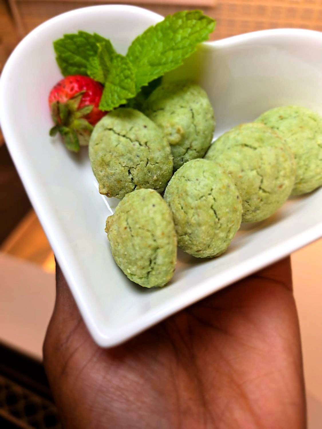 Pistachio cookies with mint and strawberry